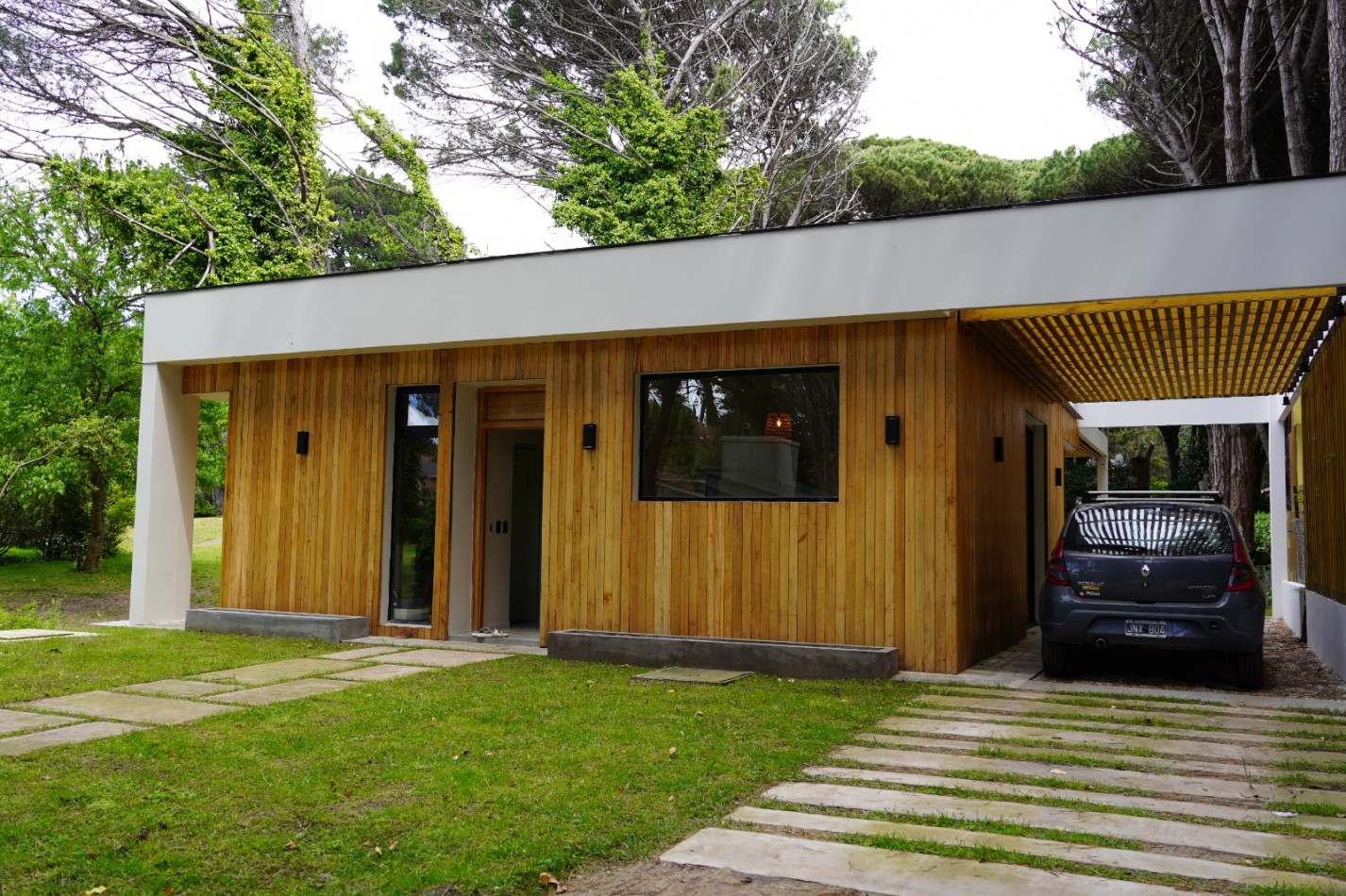 Casa en alquiler con piscina climatizada Pinamar