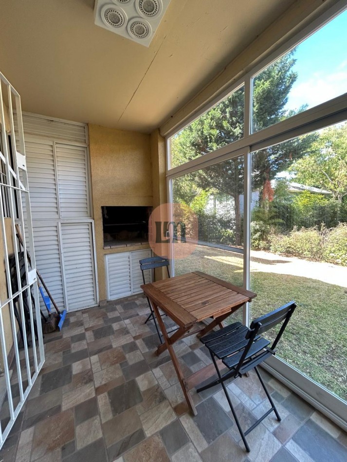 DEPTO con 2 dormitorios y 1 baño, con cochera cerrada, jardin y parrilla.
