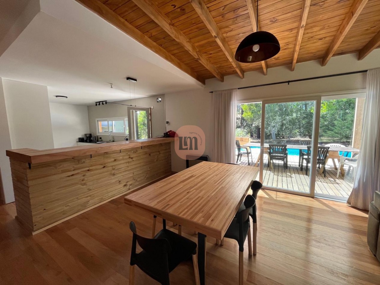 Casa con pileta frente al bosque