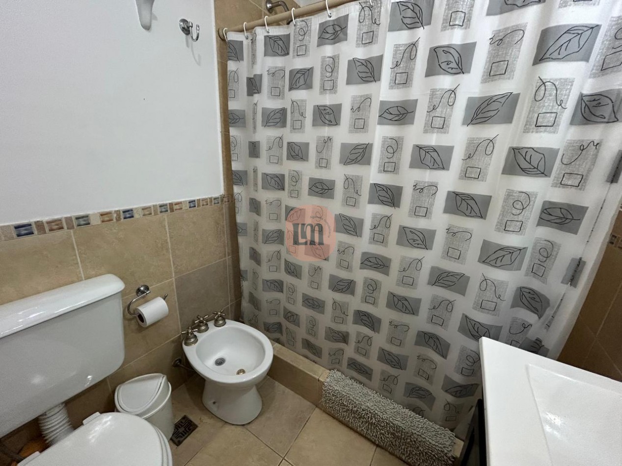 DEPTO con 2 dormitorios y 1 baño, con cochera cerrada, jardin y parrilla.