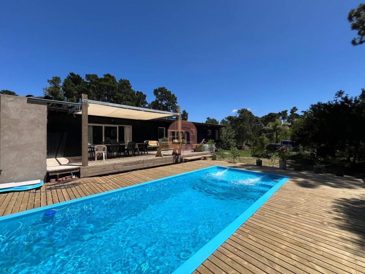 Casa con pileta frente al bosque