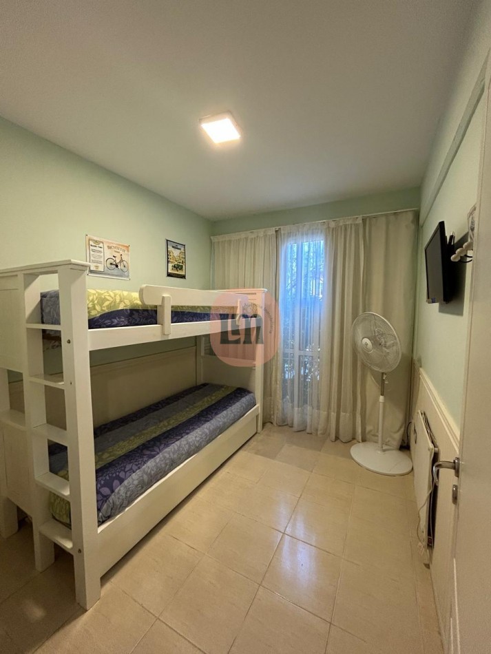DEPTO con 2 dormitorios y 1 baño, con cochera cerrada, jardin y parrilla.