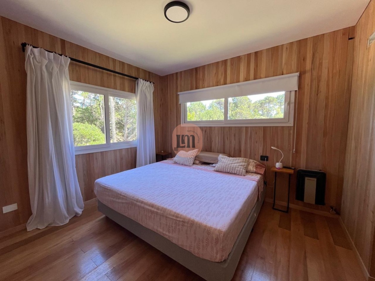Casa con pileta frente al bosque