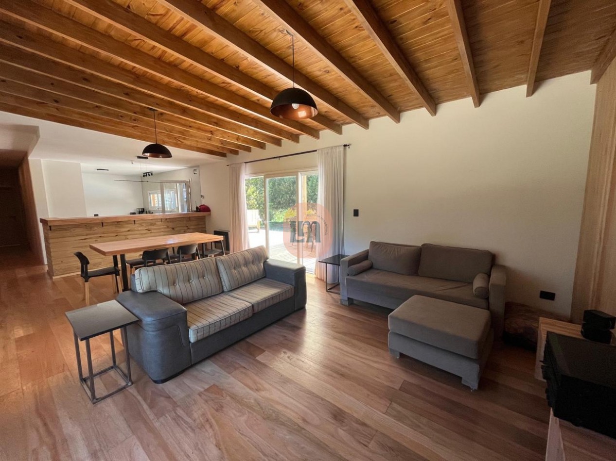 Casa con pileta frente al bosque