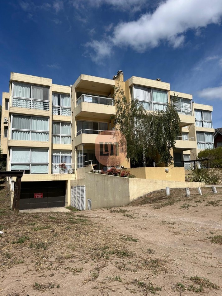 DEPTO con 2 dormitorios y 1 baño, con cochera cerrada, jardin y parrilla.