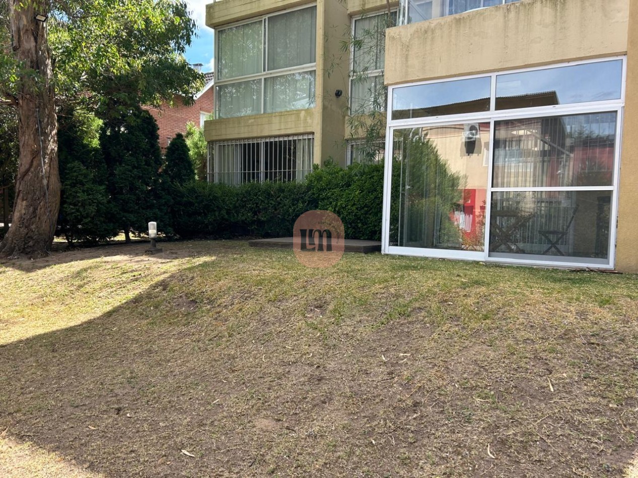 DEPTO con 2 dormitorios y 1 baño, con cochera cerrada, jardin y parrilla.
