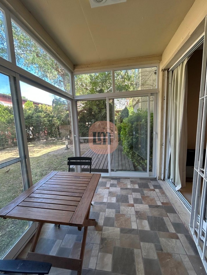 DEPTO con 2 dormitorios y 1 baño, con cochera cerrada, jardin y parrilla.