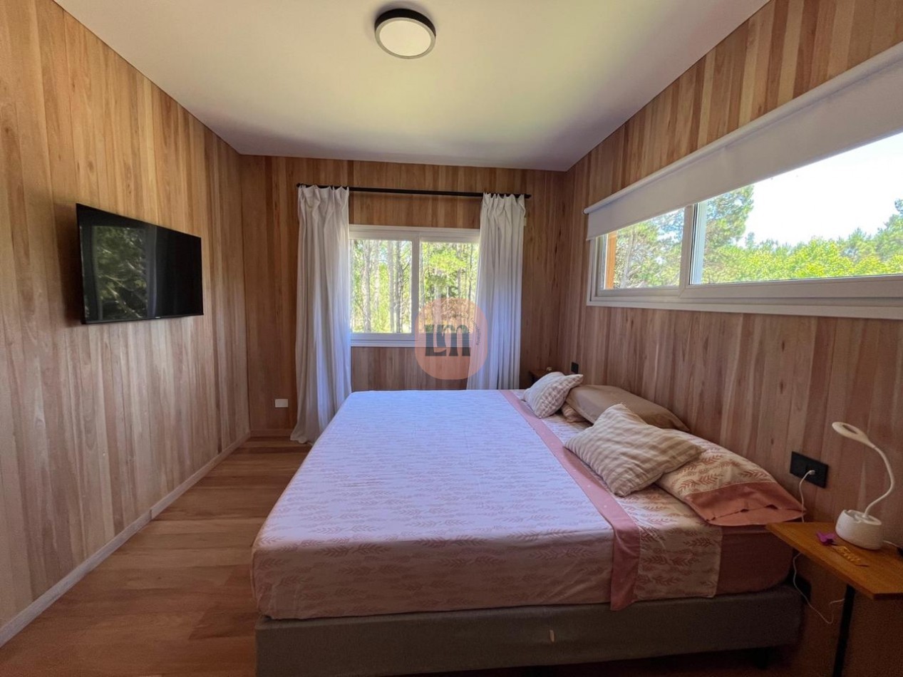 Casa con pileta frente al bosque
