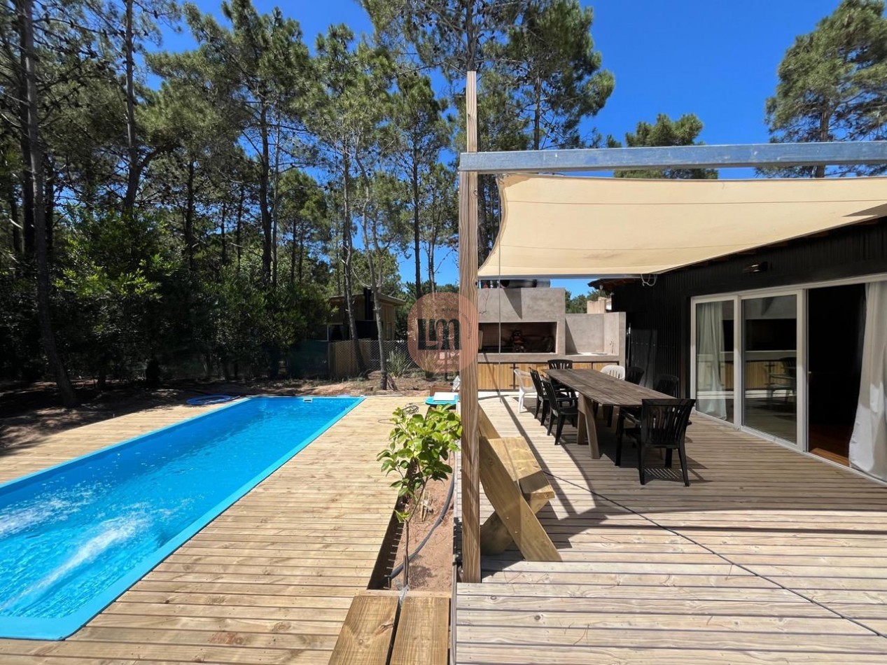 Casa con pileta frente al bosque