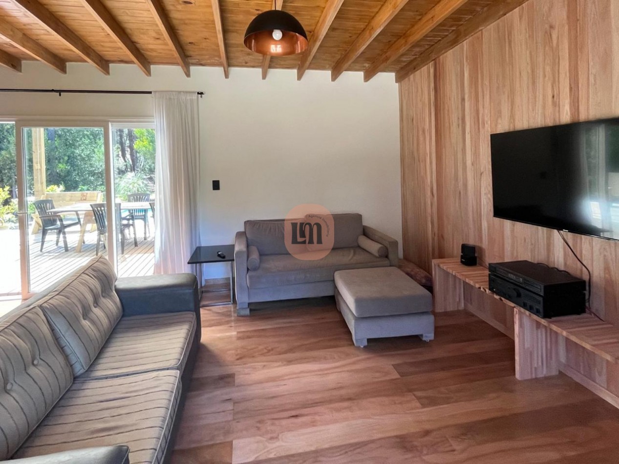 Casa con pileta frente al bosque