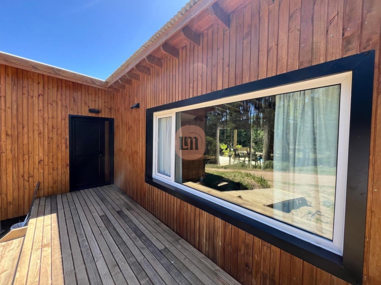 Casa con pileta frente al bosque