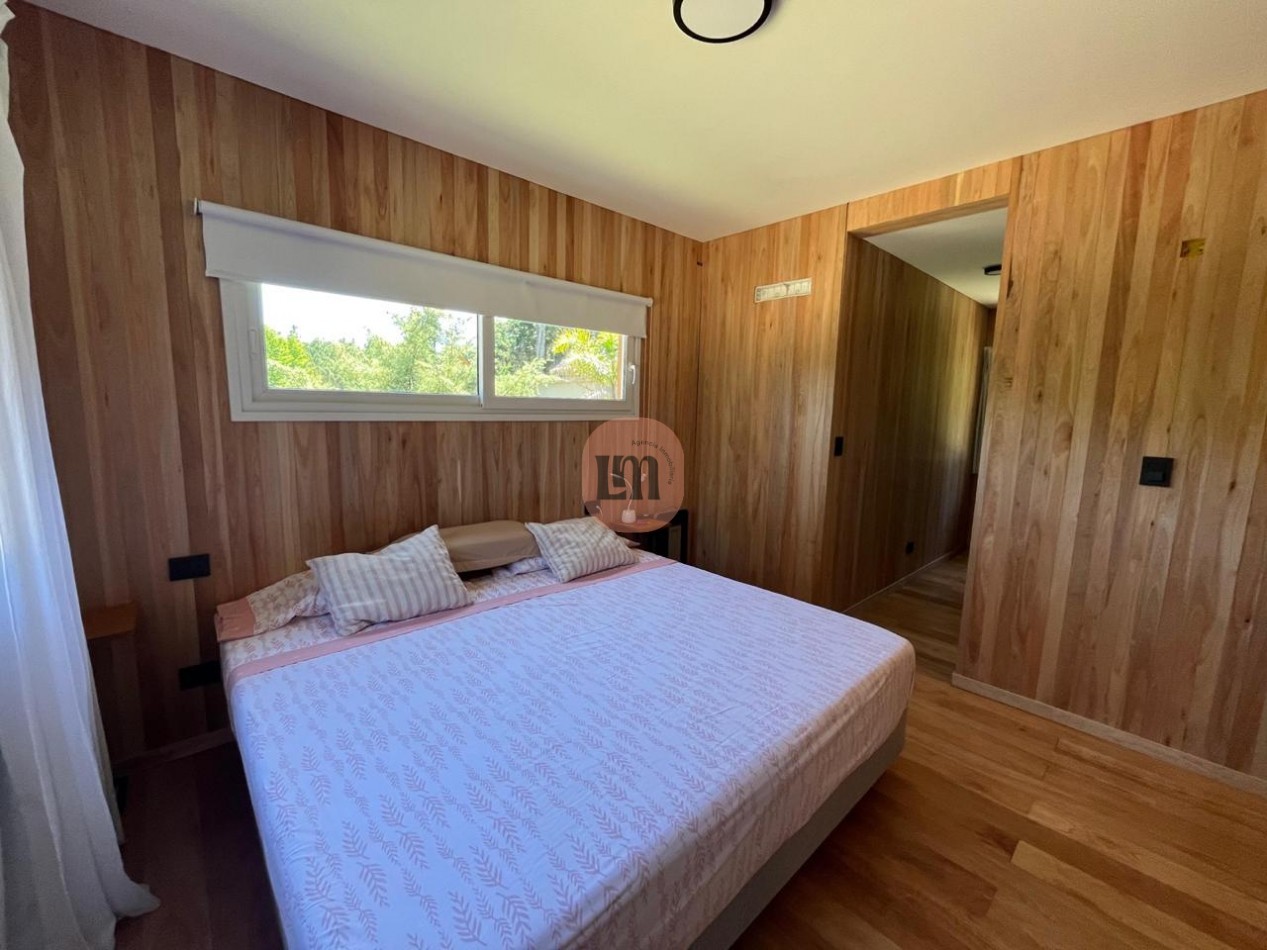 Casa con pileta frente al bosque