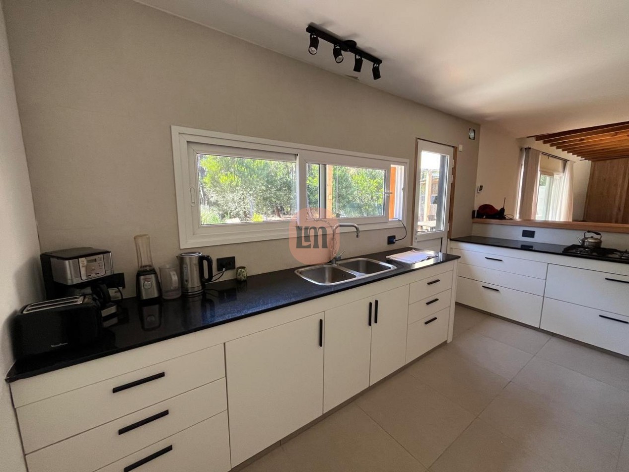 Casa con pileta frente al bosque