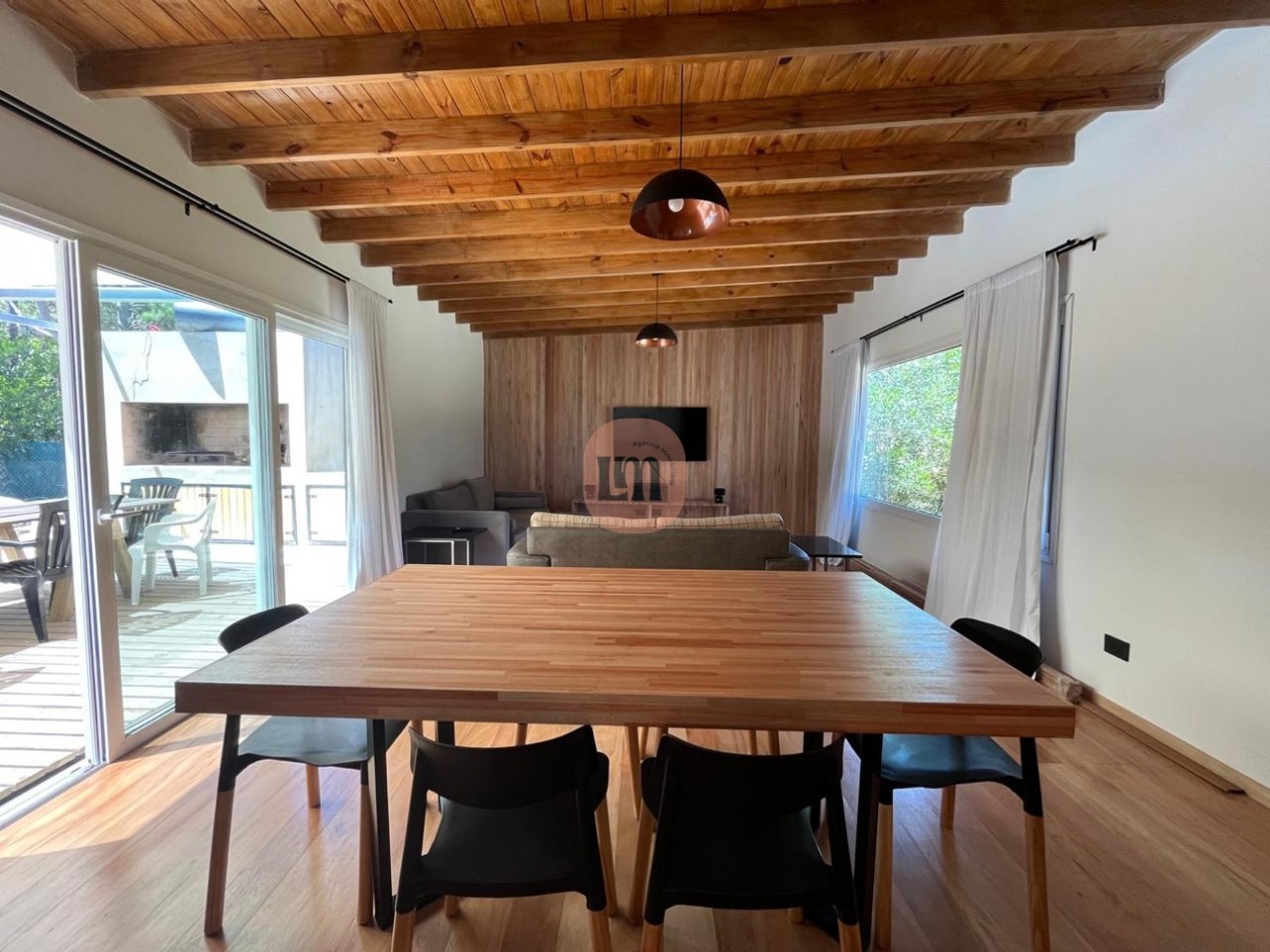 Casa con pileta frente al bosque