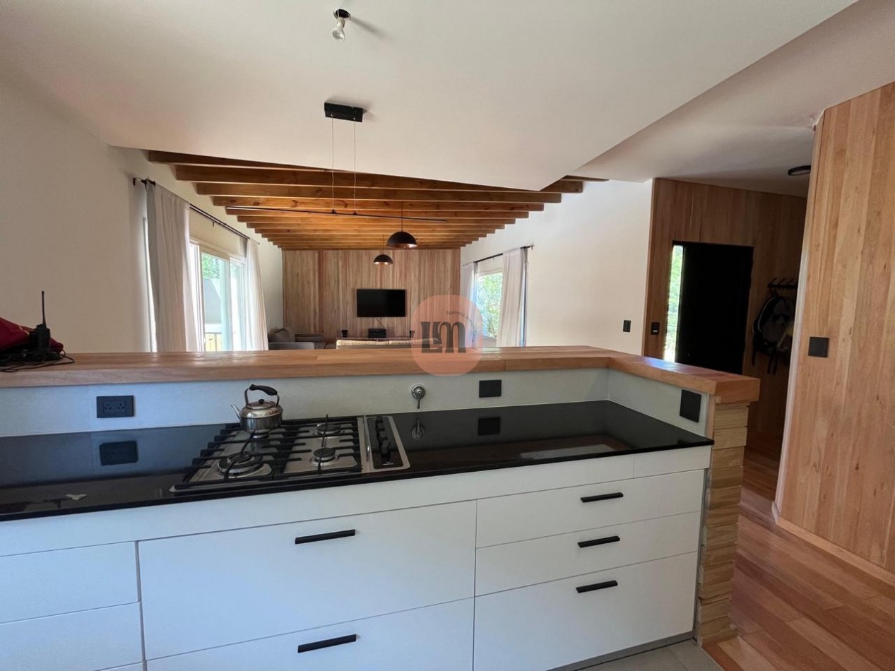 Casa con pileta frente al bosque