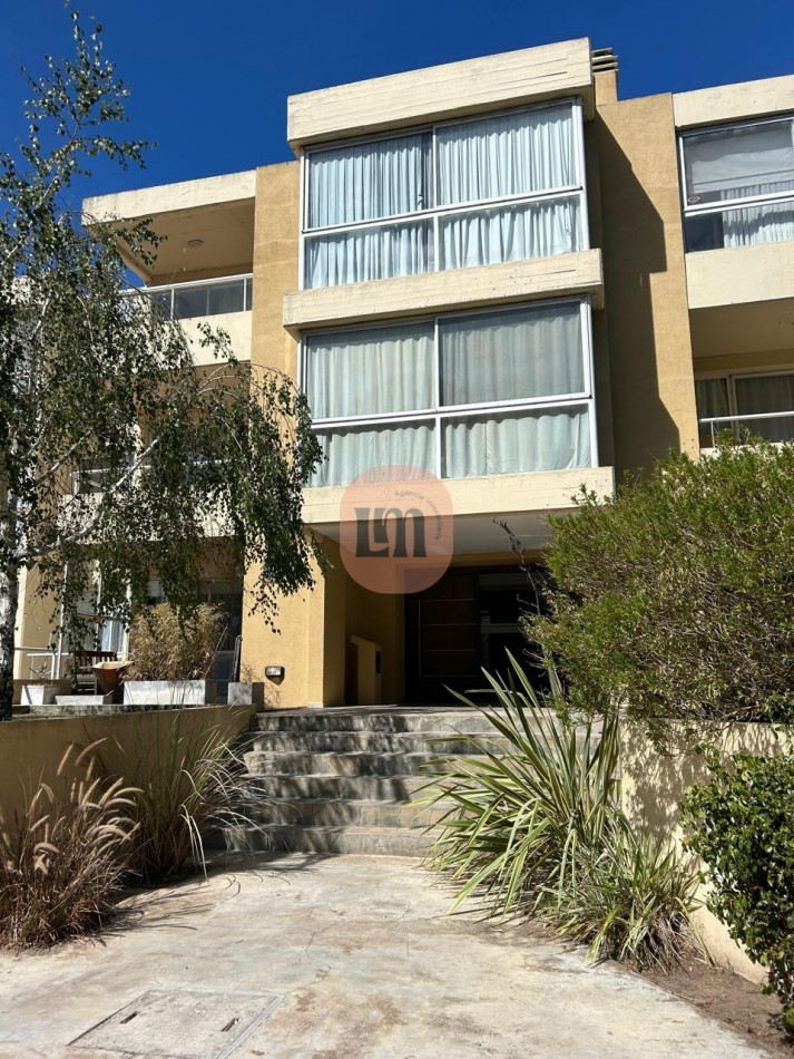 DEPTO con 2 dormitorios y 1 baño, con cochera cerrada, jardin y parrilla.