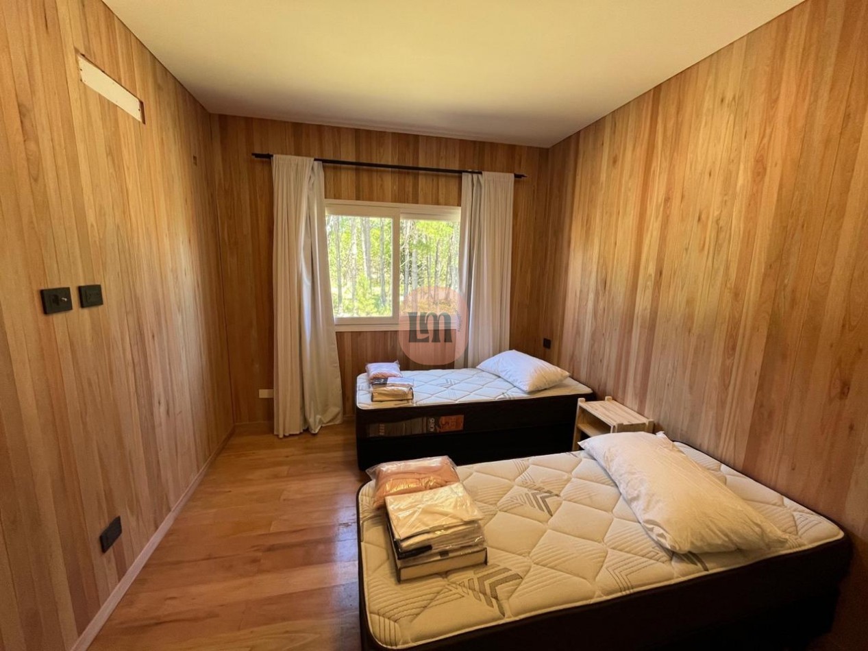 Casa con pileta frente al bosque