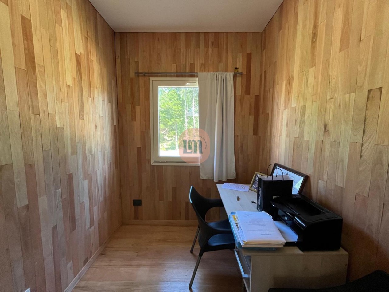 Casa con pileta frente al bosque